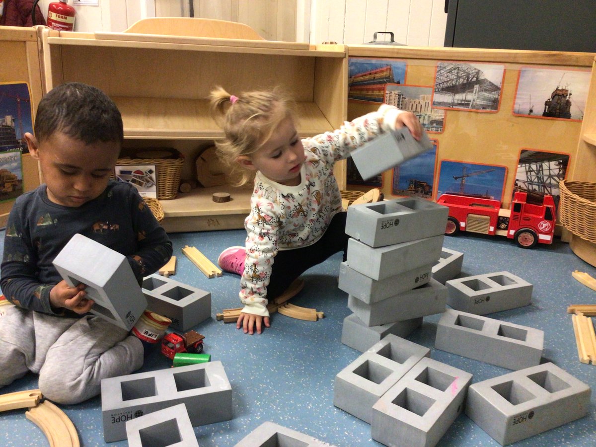 Nurseryboule's tweet photo. A busy construction area today. #BuildingTowers #JoiningTogether #WorkingItOut https://t.co/5y7rBu2hNZ
