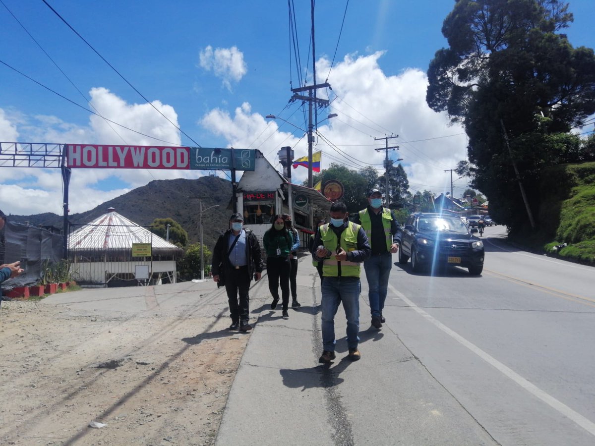 maferojas's tweet photo. Hoy realizamos un nuevo recorrido en la vía Bogotá- la Calera #AltoDePatios, con el @idubogota y contratistas de obra e interventoría, revisando el deterioro de losas de concreto, que han sido denunciadas por la comunidad. https://t.co/EGEpLB3P6m