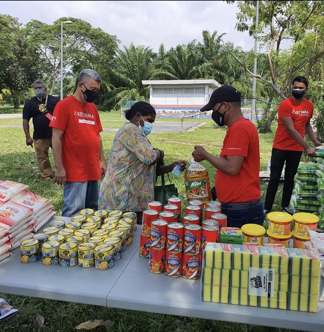 justinryo's tweet photo. Finally our truck kindly donated by @VolvoTrucks is up on the road benefitting the needy! We've just done the first of the 4 legs. Lots of fat burning food lifting exercises plus Vitamin D for the staff, volunteers but it is all worth it in the end. @KecharaSoupK #FoodMission2021 https://t.co/TR7DB0mu9m