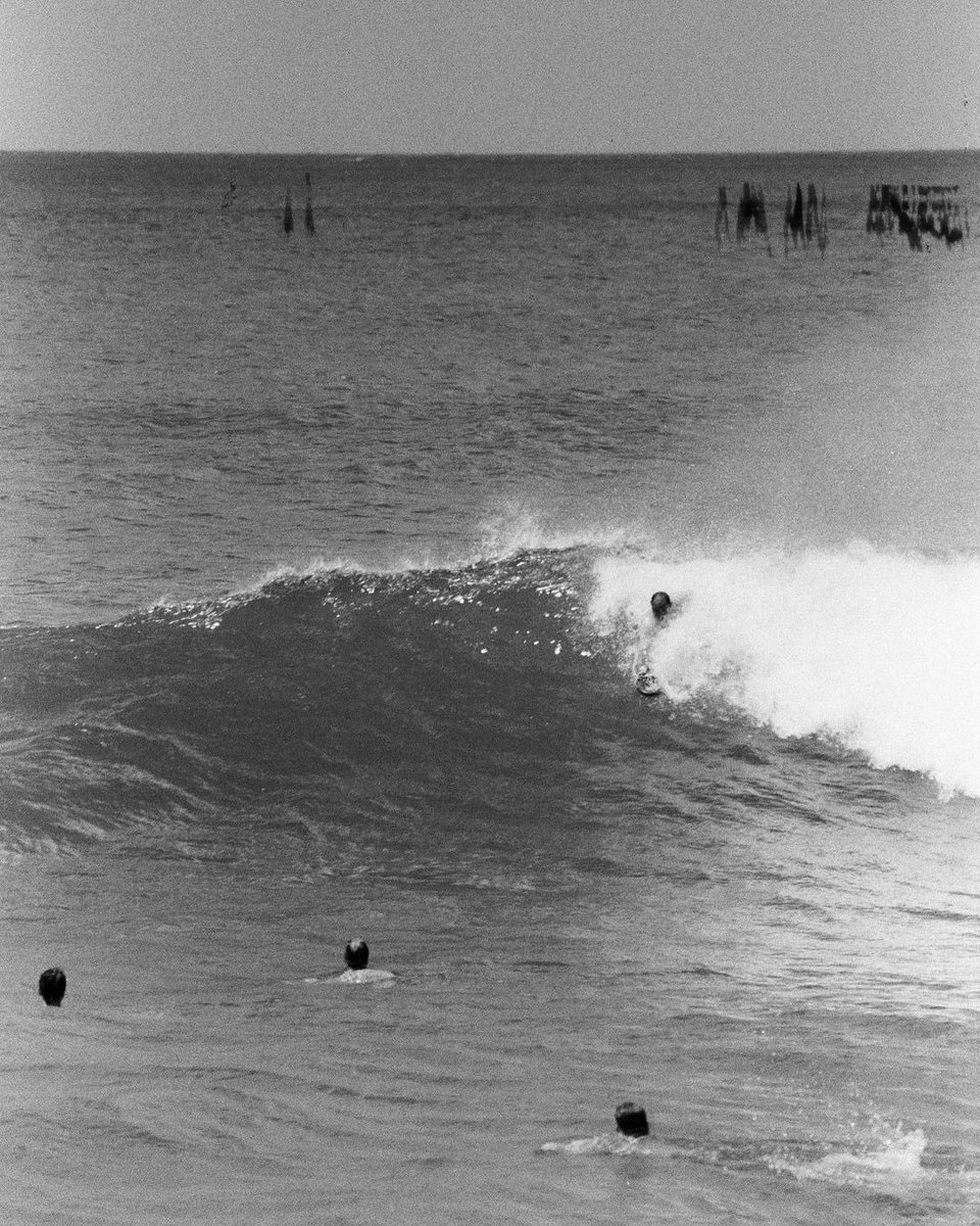 dude1bry's tweet photo. Beautiful traditional film photographer <3

From: @shqqts
location: Point Panic Beach Park
・・・
SOUTH FOR THE SUMMER
@shawnmurakami 
#Bodysurf
#freeyou #waveriding #pointpanic #35film #oahulife #bodysurfing #bodysurfers #handsurf #handplanes #handboards #filmisstillalive #s https://t.co/4T8dI9khnS