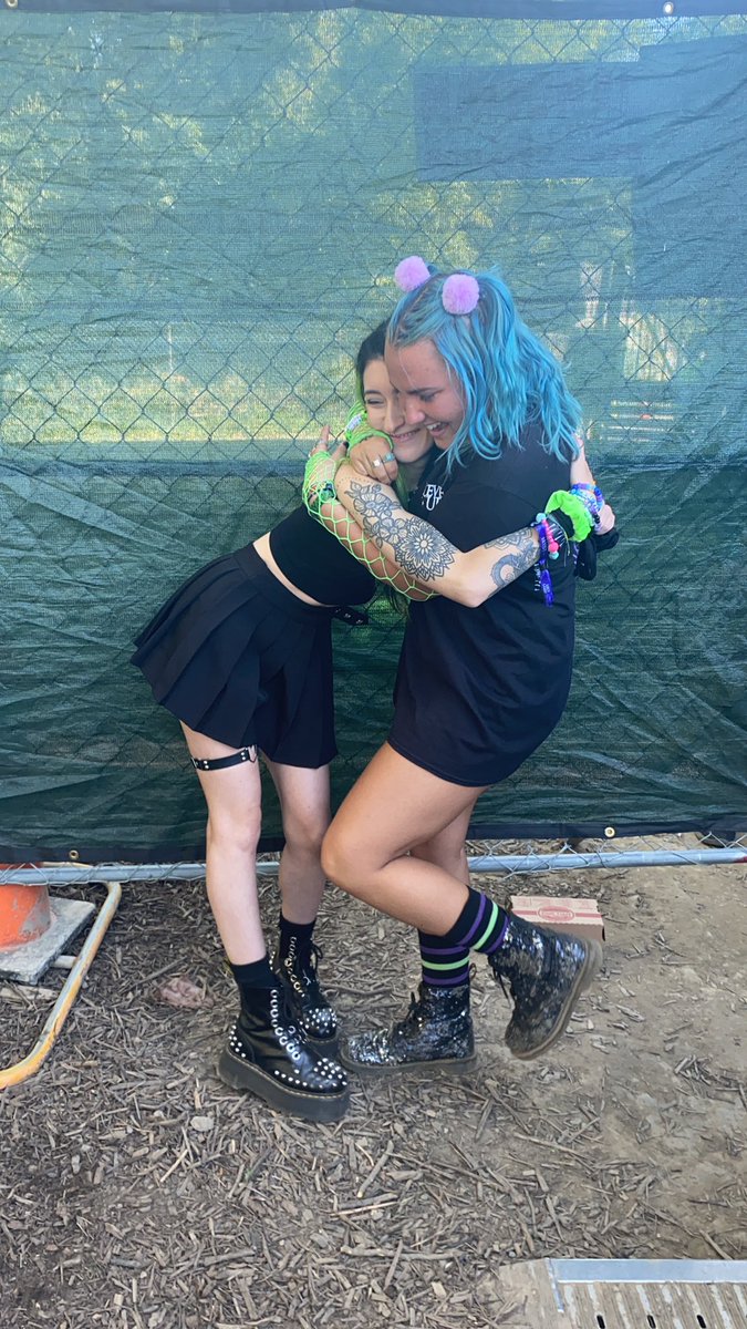 LevelUpCass's tweet image. just so everyone knows i met my favorite person yesterday &amp;amp; i do not think i will ever recover @levelupdub I LOVE U SO MUCH IM SO SORRY FOR CRYING 🤍✨