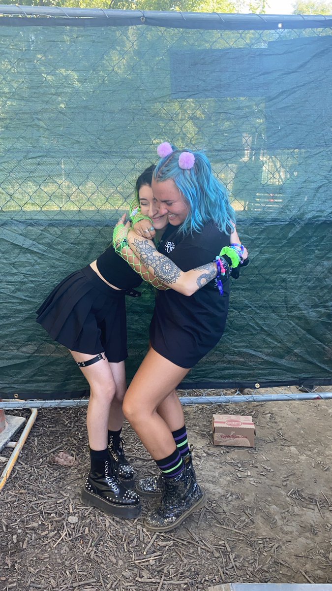 LevelUpCass's tweet image. just so everyone knows i met my favorite person yesterday &amp;amp; i do not think i will ever recover @levelupdub I LOVE U SO MUCH IM SO SORRY FOR CRYING 🤍✨