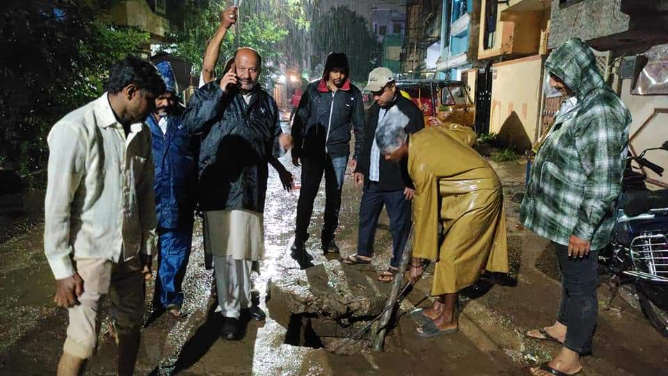 AbdulHa28548149's tweet photo. Date 27/09/21 Time:8 PM
On The Instructions Of @KTRTRS @arvindkumar_ias @ZC_Charminar @DC_RajendraNgr attending various water logging points along with Corporator sahab @MohdMubeen58 Monsoon Emergency Team Clearing Of Water at Rasheed colony, kings colony etc Under Shastripuram https://t.co/fh8igydXdv