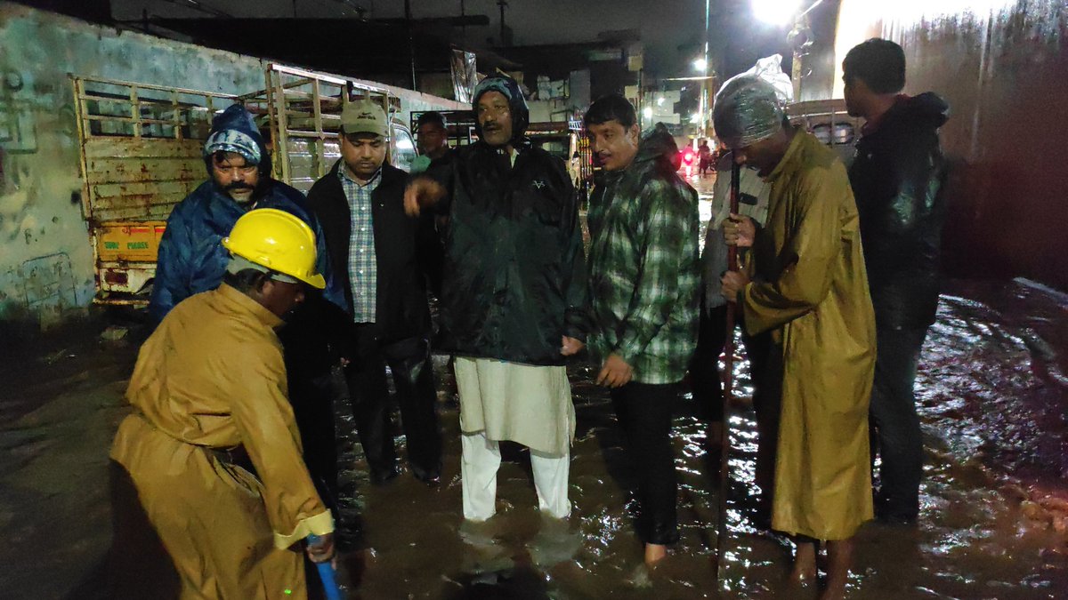 AbdulHa28548149's tweet photo. Date 27/09/21 Time:8 PM
On The Instructions Of @KTRTRS @arvindkumar_ias @ZC_Charminar @DC_RajendraNgr attending various water logging points along with Corporator sahab @MohdMubeen58 Monsoon Emergency Team Clearing Of Water at Rasheed colony, kings colony etc Under Shastripuram https://t.co/fh8igydXdv
