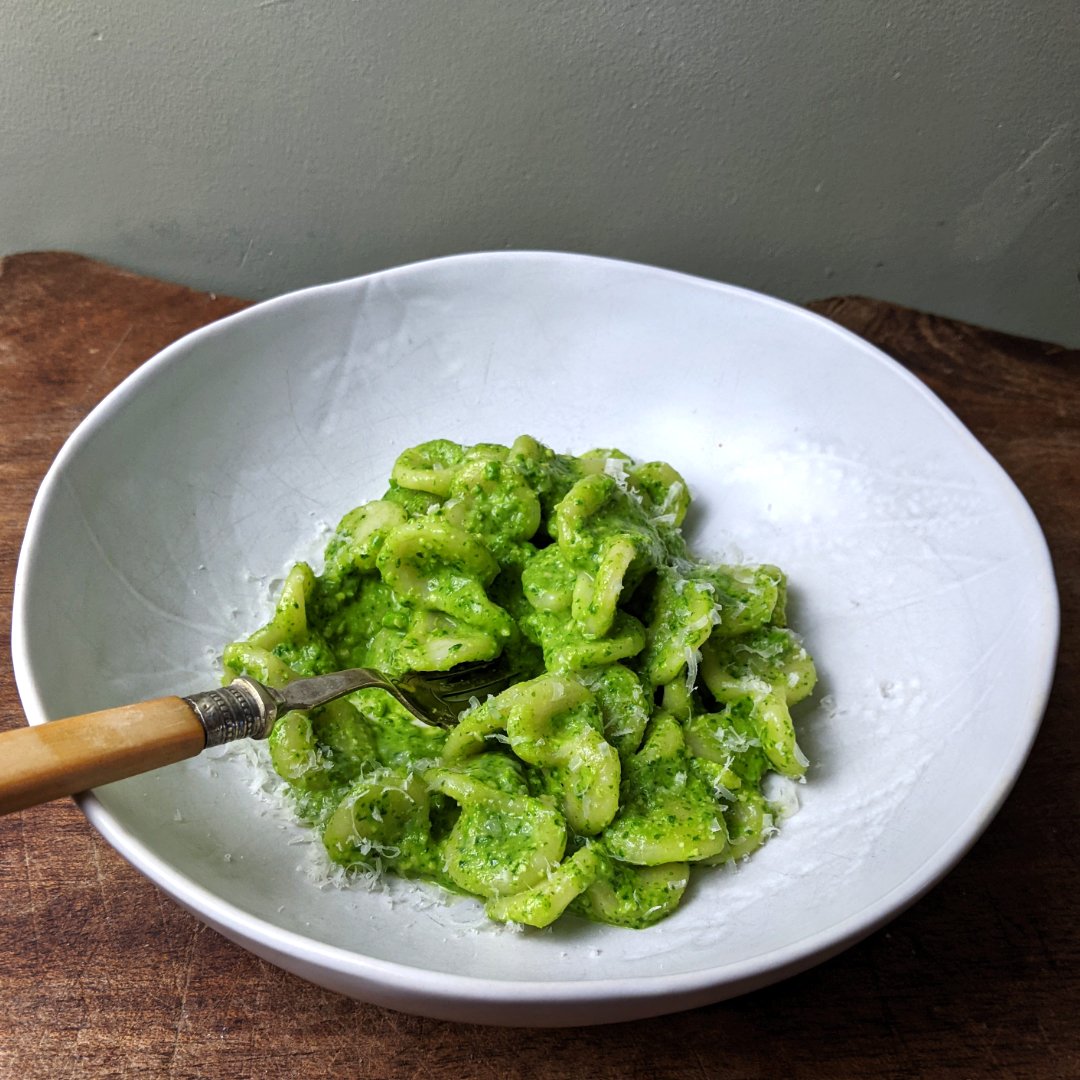 I paired those corzetti della valpolcevera from a couple of posts back with a rocket and cashew pesto, the recipe for which is now up on my site (link in bio).  It's delicious, takes minutes to make, and is packed with nutritious greens, win win!