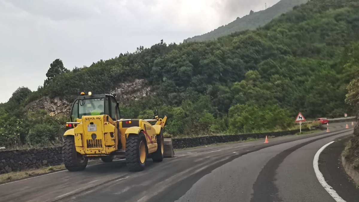 🛣 Continuamos las limpieza de las cenizas volcánicas de las carreteras, clave para que el operativo de emergencias pueda realizar su trabajo con seguridad y también para evitar posibles accidentes.

#MásFuertesQueElVolcán 
#ErupciónLaPalma