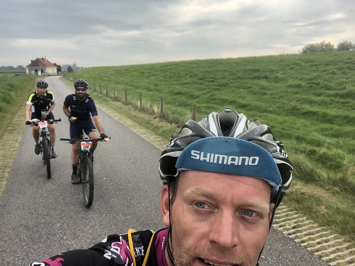 Padij's tweet image. Wat een prachtige tweedaagse de @fiets11steden mtb tocht . Meer dan 300 km in twee dagen. #friesland op zijn mooist.
Puike organisatie.
(Op de route bij de boer over het erf na dan)😅