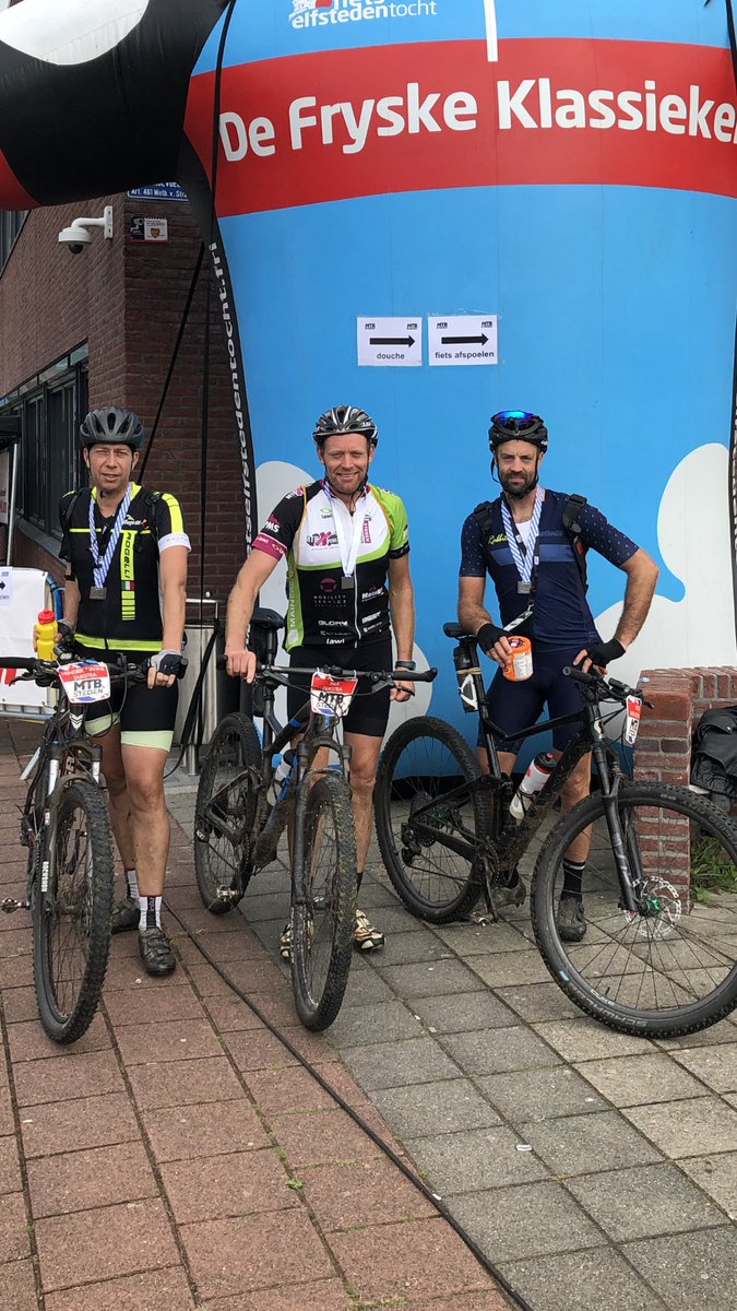 Padij's tweet image. Wat een prachtige tweedaagse de @fiets11steden mtb tocht . Meer dan 300 km in twee dagen. #friesland op zijn mooist.
Puike organisatie.
(Op de route bij de boer over het erf na dan)😅