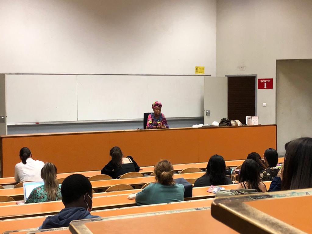 UTCapitole's tweet image. [🔴 LIVE] En direct de l’amphi Mestre - Nos étudiants ont le privilège d’échanger avec @AliceNkom, avocate Camerounaise et figure internationale de la défense des minorités sexuelles #LGBT #Cameroun #ADEFO #AliceNkom cc @PrideToulouse