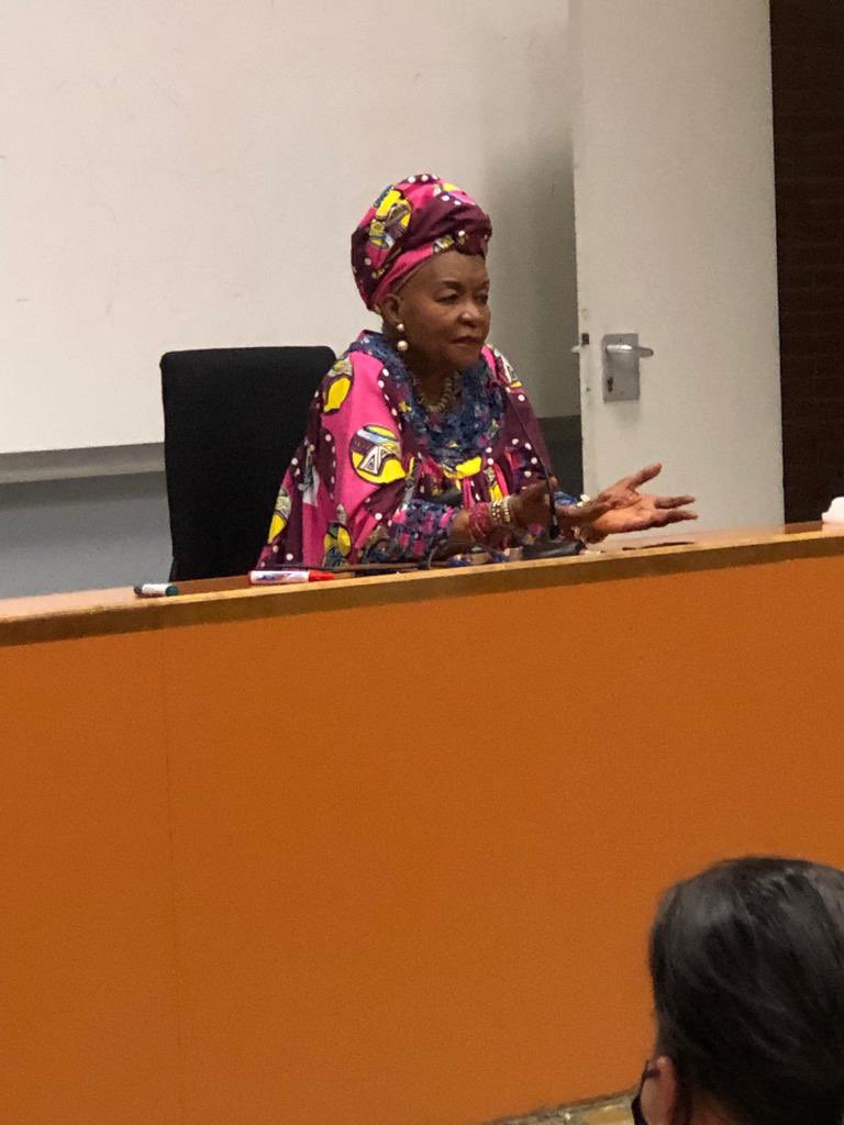 UTCapitole's tweet image. [🔴 LIVE] En direct de l’amphi Mestre - Nos étudiants ont le privilège d’échanger avec @AliceNkom, avocate Camerounaise et figure internationale de la défense des minorités sexuelles #LGBT #Cameroun #ADEFO #AliceNkom cc @PrideToulouse