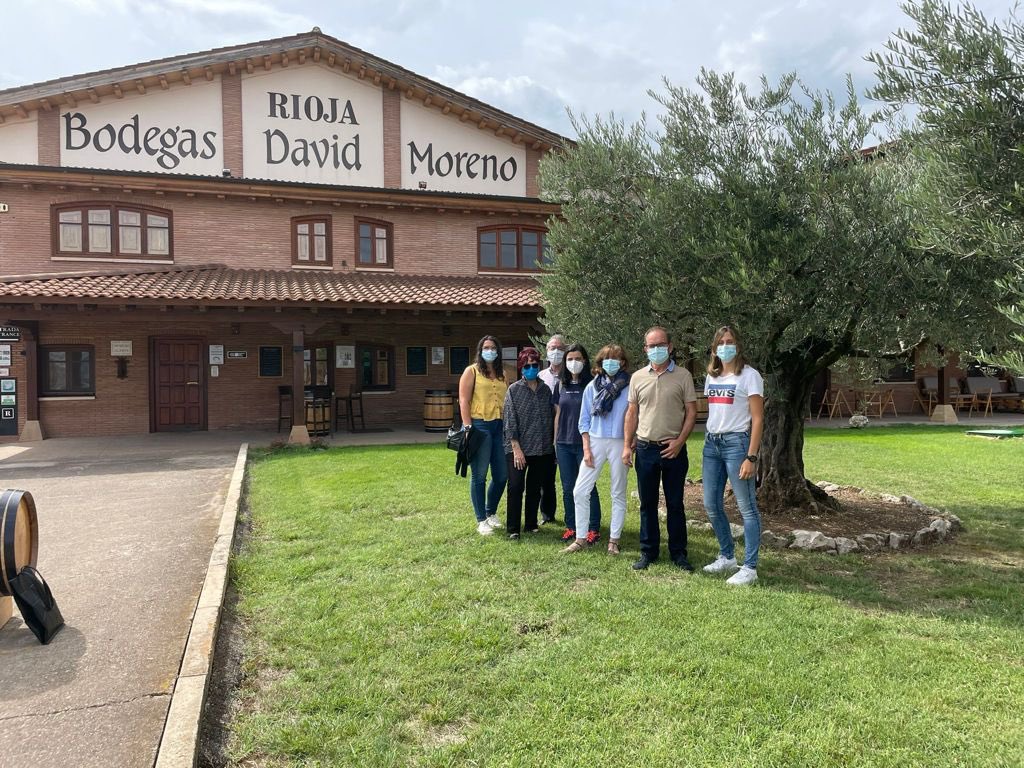 GIRTraduvino's tweet photo. Las @BDavidMoreno nos abrieron sus puertas para catar su maravilloso vino. Además, tuvimos el honor de asistir a su visita guiada. Muchas gracias por vuestra amabilidad.#bodegasdavidmoreno #girtraduvino #cata #vino #investigación https://t.co/mmfblHXPWg