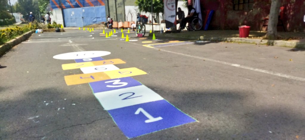 RaulParedesP's tweet photo. Gracias @AdrianaZentenoR por la invitación a #Parqueando en la calle FFCC de Cuernavaca y Lago Tus.
Una gran experiencia que deben retomar los gobiernos locales. El espacio público además de embellecerse puede ser lúdico. https://t.co/s8y2BHYCIc