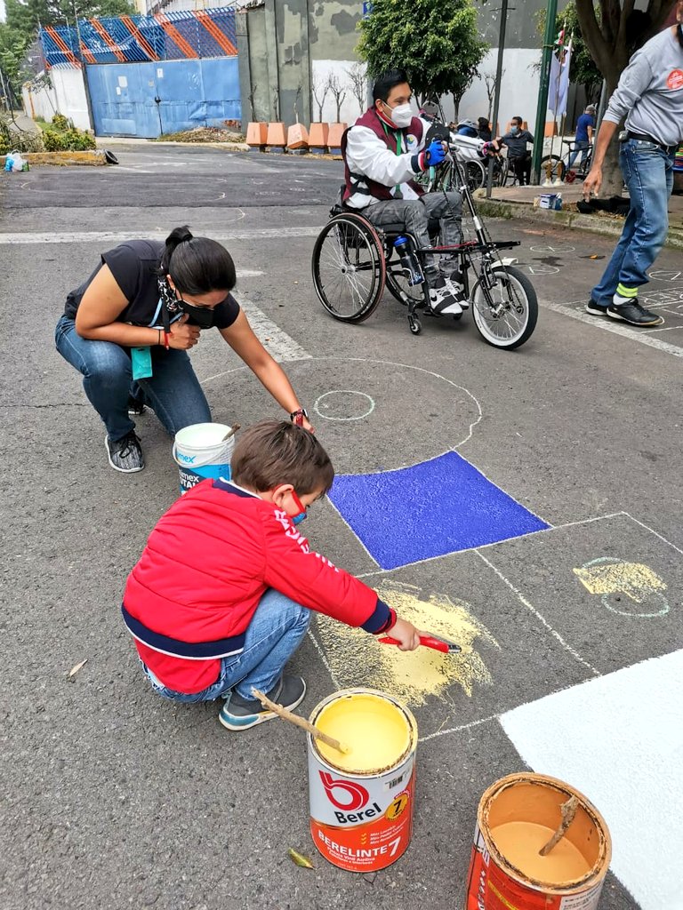 RaulParedesP's tweet photo. Gracias @AdrianaZentenoR por la invitación a #Parqueando en la calle FFCC de Cuernavaca y Lago Tus.
Una gran experiencia que deben retomar los gobiernos locales. El espacio público además de embellecerse puede ser lúdico. https://t.co/s8y2BHYCIc