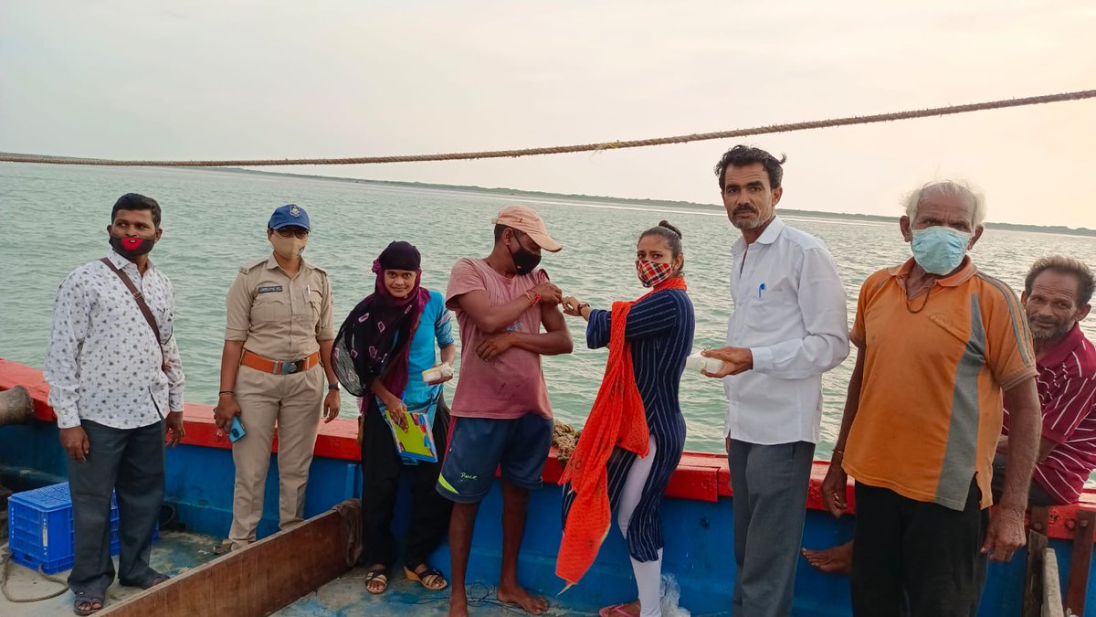 #LargestVaccineDrive

રસ્તો હોય ભલે વિકટ, અમે થાકીશું નહીં
લક્ષ્ય પ્રાપ્ત કર્યા વિના અટકીશું નહીં

ગુજરાતને 100% રસીયુક્ત બનાવવાના ધ્યેય સાથે કચ્છના જખઉ બંદર પર આરોગ્ય કર્મચારીઓ દ્વારા 35 લોકોનું બોટ ટુ બોટ વેક્સિનેશન કરાયુ

<a href="/MoHFW_INDIA/">Ministry of Health</a> <a href="/CMOGuj/">CMO Gujarat</a> <a href="/pkumarias/">Pankaj Kumar</a> <a href="/JpShivahare/">JP Shivahare</a>