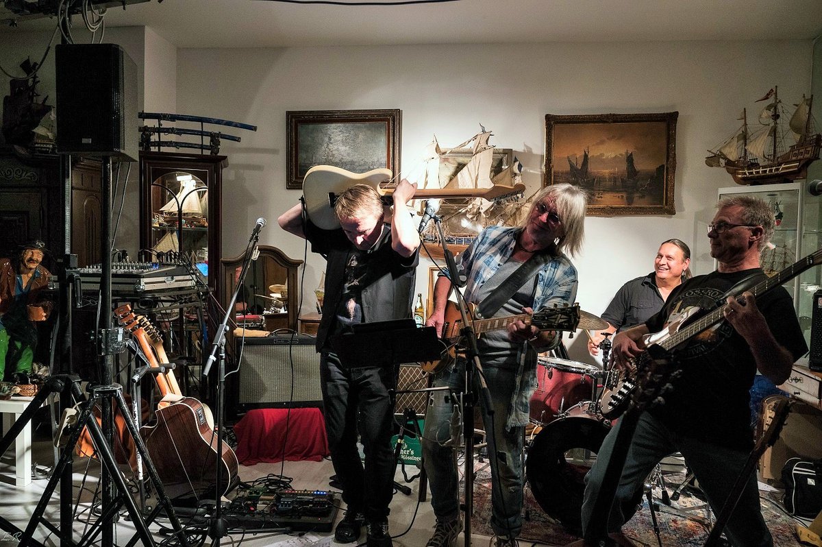 ServiceTapir's tweet photo. 01.10.2021 Herrenberg
„POWERFINGER" - ist die einzige Neil Young - Tribute Band im Wilden Süden!

https://t.co/f7IFWju4xk https://t.co/otE5mMvicM