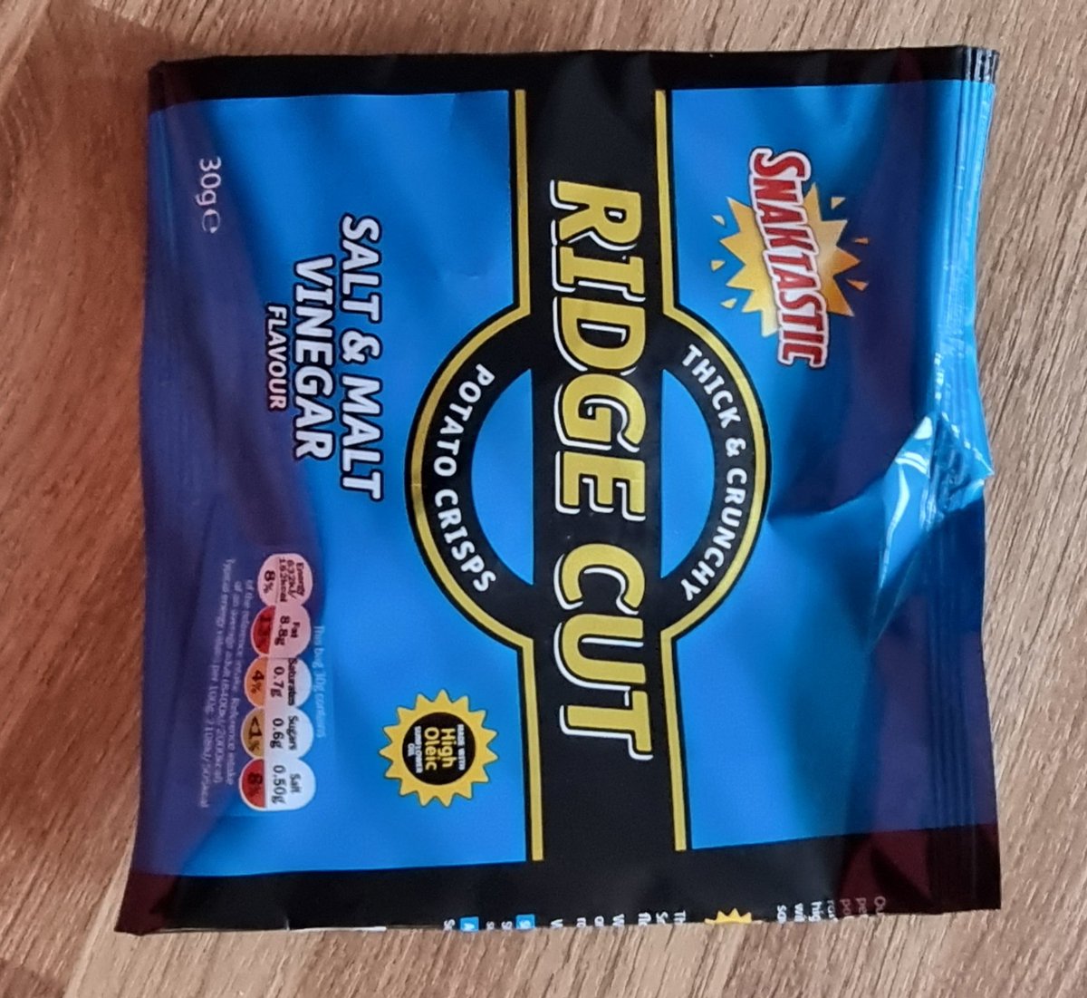mikefjames's tweet photo. It looks like a packet of @LidlGB #snacktastic ridge cut salt and vinegar,  however it was lacking the contents... #nocrispsinthepacket #noqualitycheck https://t.co/RpHsTYs3fU