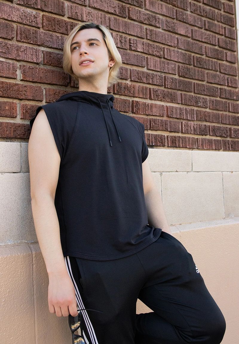 itsnicodegallo's tweet photo. There's something about Mondays.
📸: @TimberwolfWest
#headshot #athleisure #joggers #actor #hispanicactor #latinoactor #mexicanactor #cubanactor #genderqueer #nonbinary #streetwear #photography #printmodel #model #modeling https://t.co/BYCuwcJ4Sa