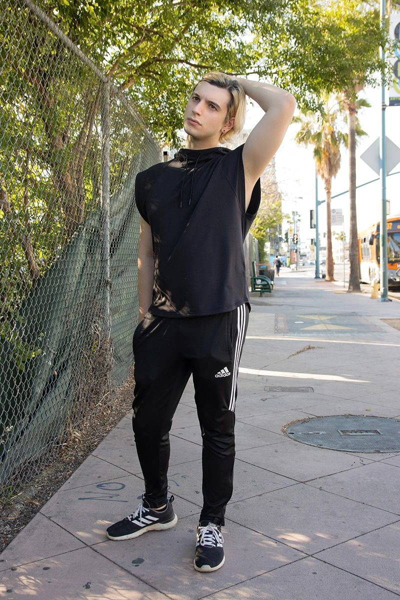itsnicodegallo's tweet photo. There's something about Mondays.
📸: @TimberwolfWest
#headshot #athleisure #joggers #actor #hispanicactor #latinoactor #mexicanactor #cubanactor #genderqueer #nonbinary #streetwear #photography #printmodel #model #modeling https://t.co/BYCuwcJ4Sa
