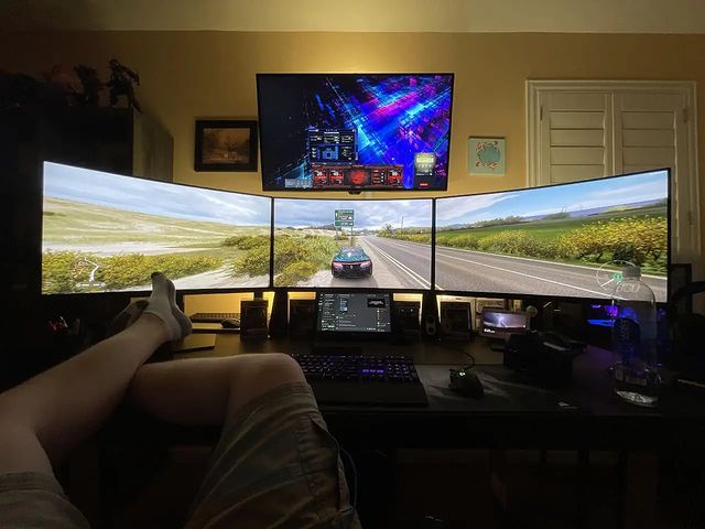 aorus_es's tweet image. ¿Cuál preferirías: Multi Display o VR?🖥️🥽

#AorusMonitor #MultiDisplay #VR