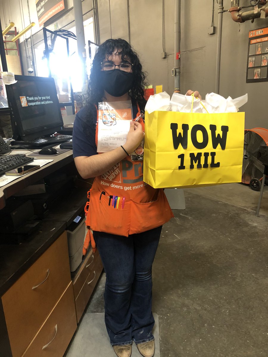 Angel_Val23's tweet photo. PA Nikole reached 1 Millions in sales last week!!! Way to go 🎉Gifted her with her favorite snacks and goodies! @McclintonPaige @brod718 @LewisHom @muratucur https://t.co/tz7q55BV2l