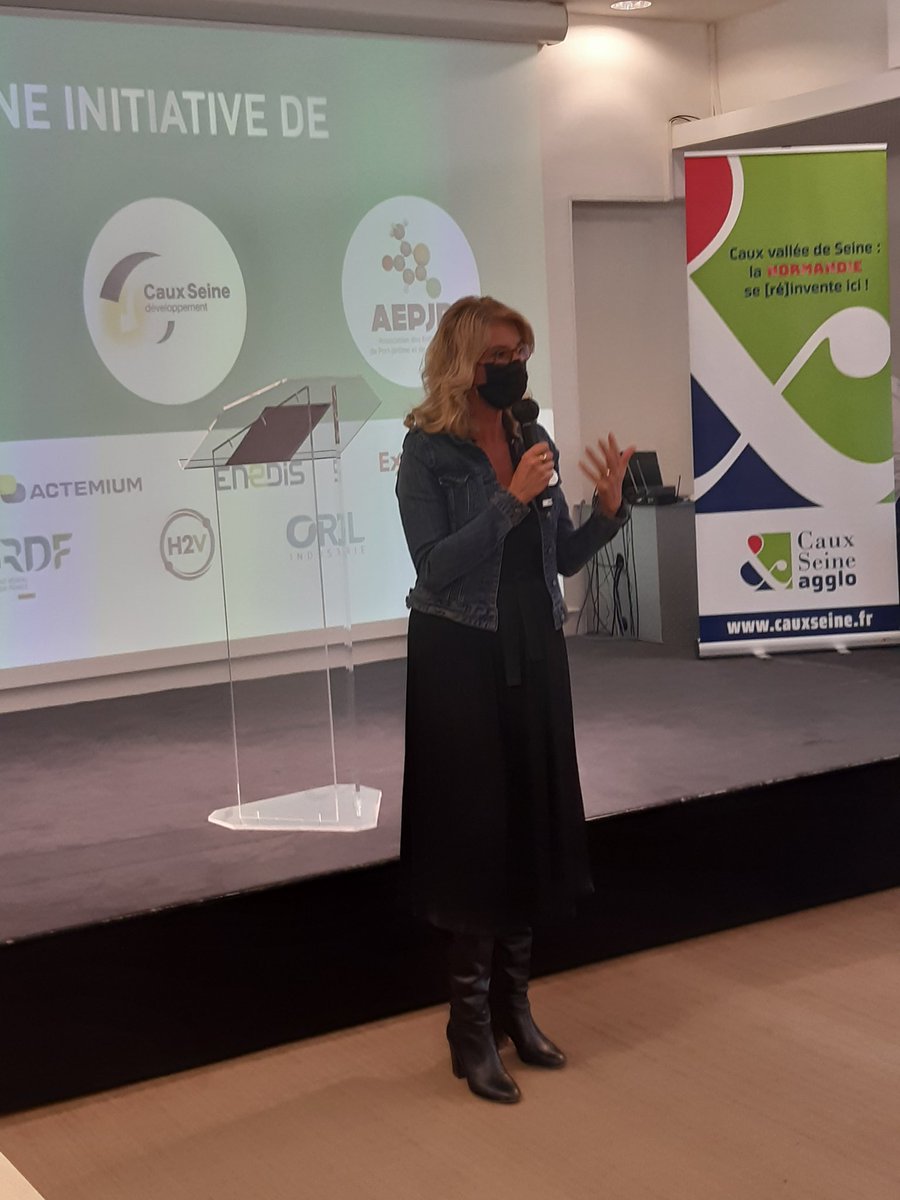 VLutrot's tweet photo. Aujourd'hui signatures de conventions de mécénat avec 9 industriels de @CauxSeineAgglo pour promouvoir l'#industrie et ses #métiers auprès des jeunes de 3e du territoire, dont l'#orientation se joue dès à présent. Réalisation d'une vidéo promotionnelle 👉 L'industrie recrute ! https://t.co/IdruR0XV2w