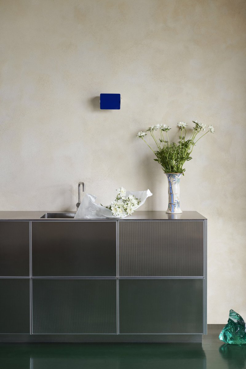 JNouvelDesign's tweet photo. ➕ #Design : REFLECT, cuisine, 2021, Reform
Les façades monochromes sont faites d'acier rehaussé d'arêtes verticales réfléchissant la lumière. Caractéristiques du travail de #JeanNouvel, l'étude de la lumière et la création d’atmosphères se retrouvent dans l’espace de la cuisine. https://t.co/tMnTxFjmr6
