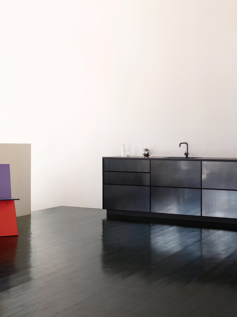 JNouvelDesign's tweet photo. ➕ #Design : REFLECT, cuisine, 2021, Reform
Les façades monochromes sont faites d'acier rehaussé d'arêtes verticales réfléchissant la lumière. Caractéristiques du travail de #JeanNouvel, l'étude de la lumière et la création d’atmosphères se retrouvent dans l’espace de la cuisine. https://t.co/tMnTxFjmr6