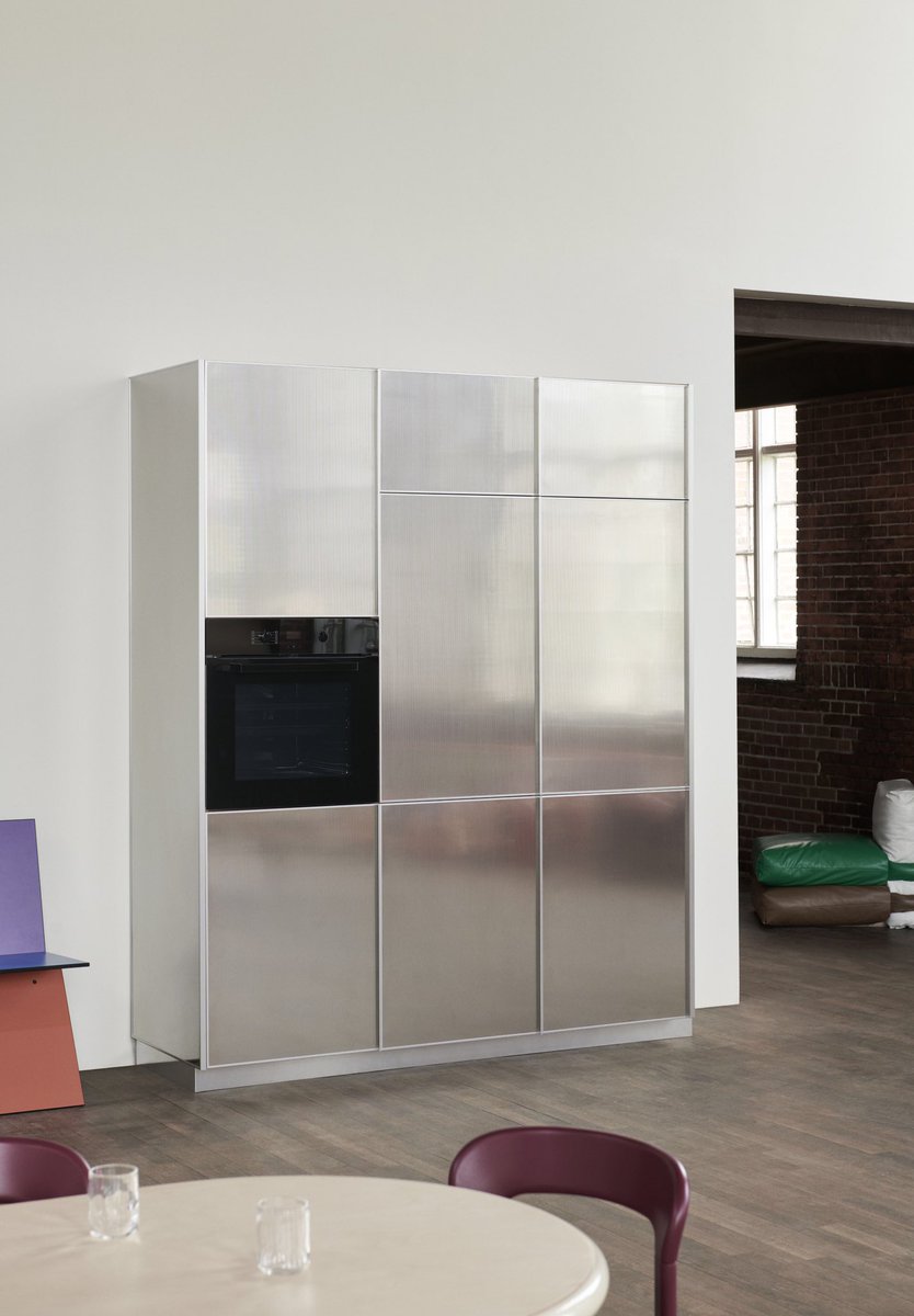 JNouvelDesign's tweet photo. ➕ #Design : REFLECT, cuisine, 2021, Reform
Les façades monochromes sont faites d'acier rehaussé d'arêtes verticales réfléchissant la lumière. Caractéristiques du travail de #JeanNouvel, l'étude de la lumière et la création d’atmosphères se retrouvent dans l’espace de la cuisine. https://t.co/tMnTxFjmr6