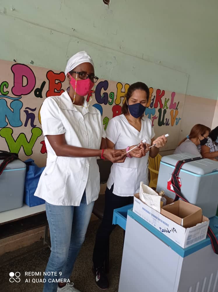 MAGALISGARCA2's tweet photo. Los colaboradores de la Misión Médica Cubana en Venezuela celebrando el 61 Aniversario de la creación de los CDR. 
#Aniversario61CDR #CubaPorLaVida #CDRCuba #SomosDelBarrio #ACubaPonleCorazón @cubacooperaven @GHNordelo5 @cdr_cuba @cubacolabora @Besnoymp_26  @unidad_central https://t.co/qPtT7BU82S