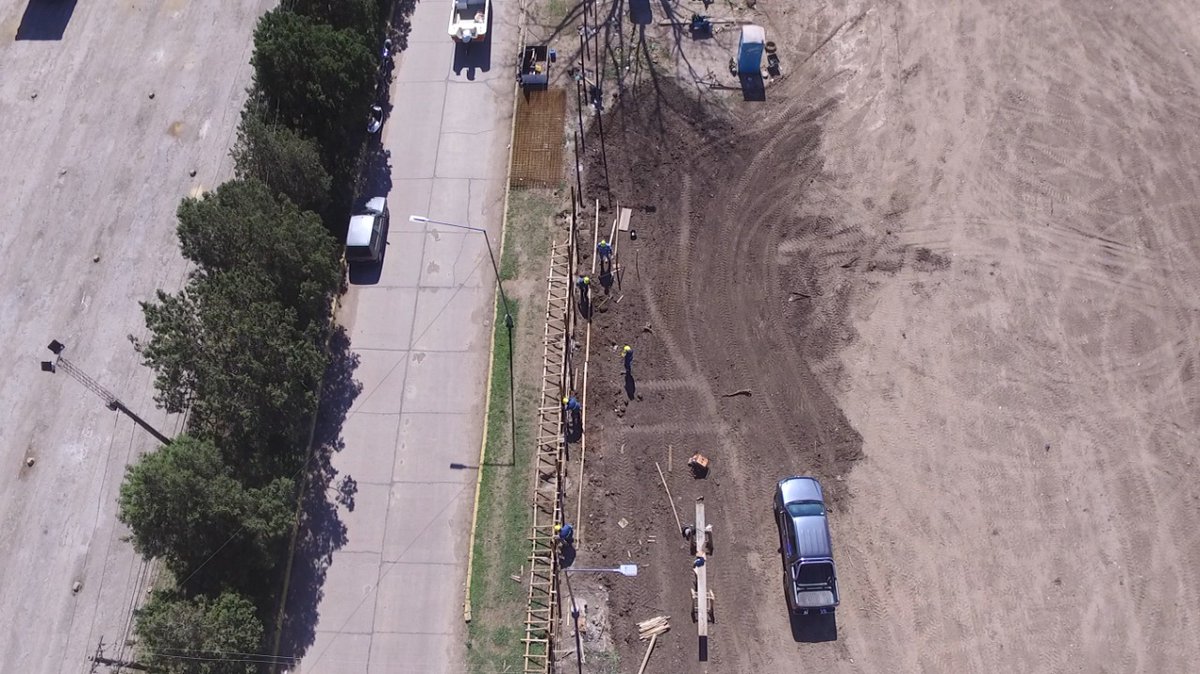 PuertoSN's tweet photo. Comenzamos la última etapa de puesta en valor del terreno norte, ubicado frente al ACA San Nicolás. 🚧

Luego de un proceso de limpieza y nivelación del suelo, se inició el cerramiento perimetral e iluminación del predio portuario emplazado frente al ACA y el Club de Pescadores🤝 https://t.co/dlNaMRFsB6