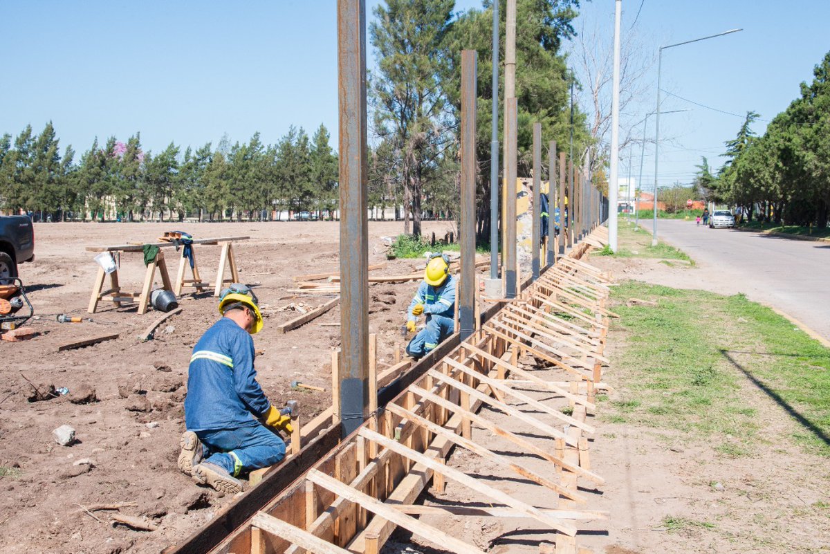 PuertoSN's tweet photo. Comenzamos la última etapa de puesta en valor del terreno norte, ubicado frente al ACA San Nicolás. 🚧

Luego de un proceso de limpieza y nivelación del suelo, se inició el cerramiento perimetral e iluminación del predio portuario emplazado frente al ACA y el Club de Pescadores🤝 https://t.co/dlNaMRFsB6