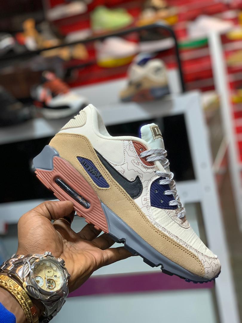 YolandaBulirani's tweet photo. You deserve nice things! As month end approaches place an order for a pair. Mk45,000 each! Sizes 41 to 45 up for grabs. WA - 0888466744
#YExclusive https://t.co/7cm694uYOM
