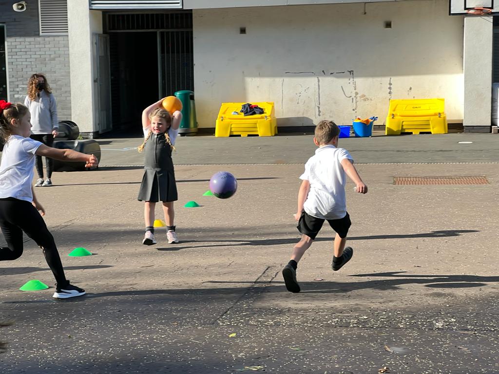 DreghornPrimary's tweet photo. Primary 3 multi-sports began with lots of physical activity and laughter! Great work Primary 3 and Ellie, who led it perfectly. Thank you to @MrCameron10 and @ActiveSchoolsLF Here's to next weeks activities. 🥰🏃‍♂️🏃‍♀️ #active #keepingfit https://t.co/gW9wKR6h7T