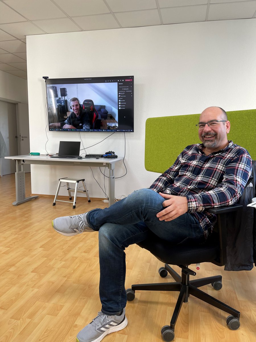 TimePunchNews's tweet photo. Letzte Woche fand unser erstes „hybrides“ Team-Meeting statt.😁
Nach den entsprechenden Vorbereitungen konnten wir Dominic aus dem Home-Office dazuschalten. 🏠😃
#hybrid #bestteam #teammeeting #homeoffice #timepunch https://t.co/MF78dm2ILk