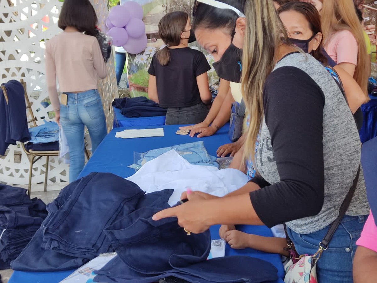 RafaelMaracay21's tweet photo. Seguimos en los espacios de la pérgola de la Alcaldía con la feria escolar "𝘔𝘢𝘳𝘢𝘤𝘢𝘺 𝘙𝘦𝘨𝘳𝘦𝘴𝘢 𝘢 𝘊𝘭𝘢𝘴𝘦𝘴",con excelentes precios en todo lo necesario para un retorno a las aulas felices. Ven te esperamos  hasta el #29Sep, cumplimos con las medidas de Bioseguridad https://t.co/0FWqz1Hk3q