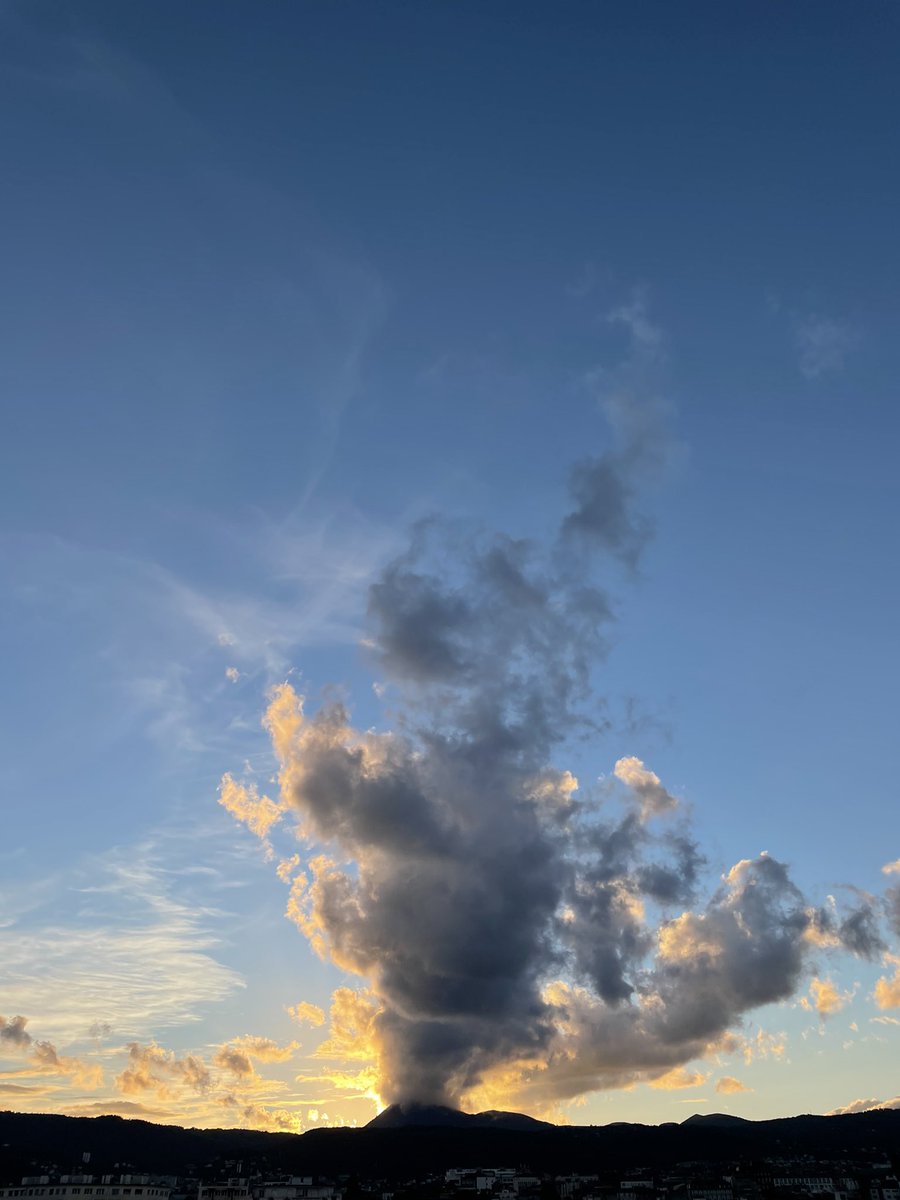 frederic_pilaud's tweet photo. Le puy de dôme se réveille ce soir 😍😍😍 @Auvergne @AuvergneMarque @chainedespuys @Balade_Sympa @meteociel @Magnifique_FR @MathouxHerve @ManuLonjon https://t.co/zL43MjlRte