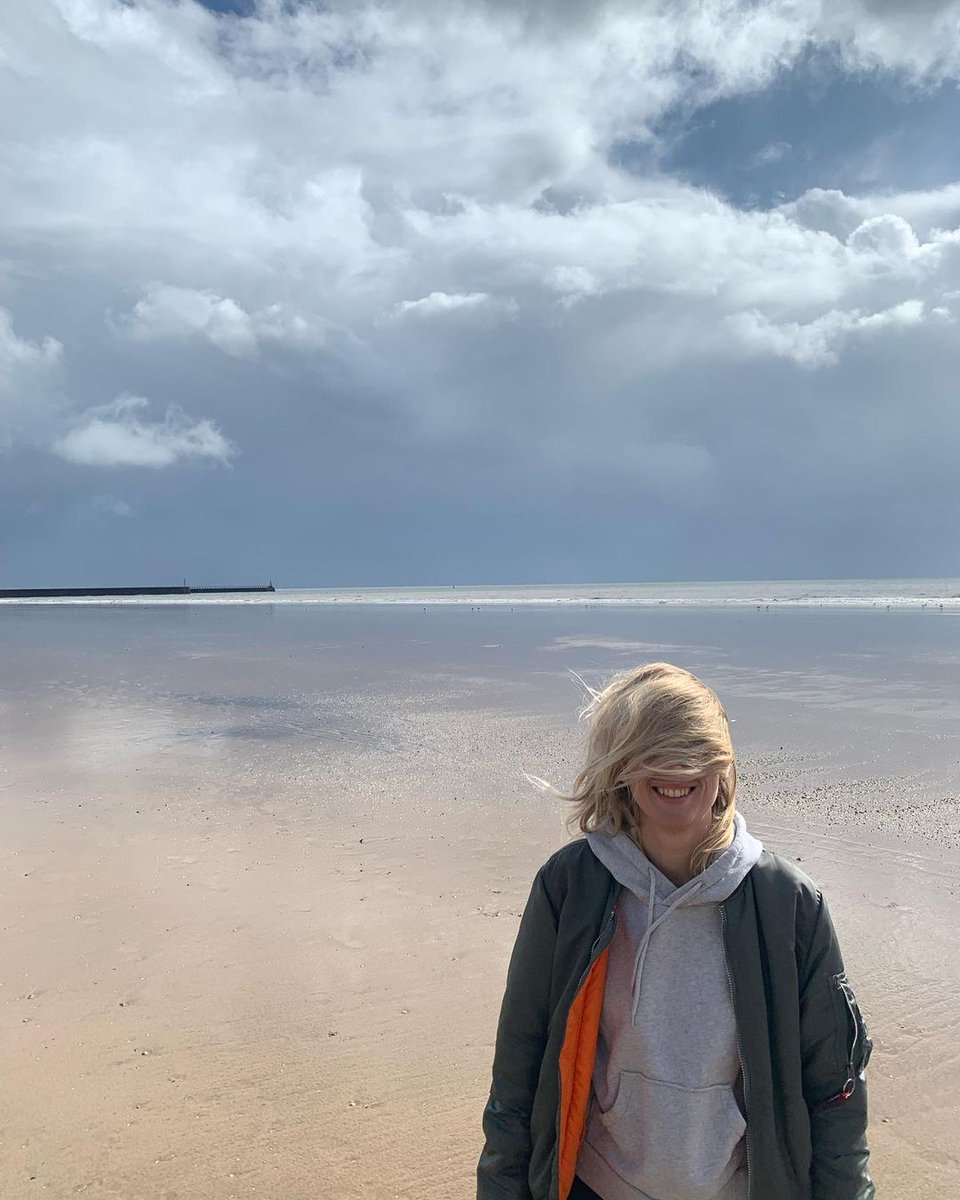 wolfalicemusic's tweet photo. Swansea for the first time tonight I fucking love the sea, the salty breeze is giving me that natural windswept look as I roam around this city looking for some fish and chips xxx 7:30 tonight at @SinCitySwansea for Kevin 8:30 wolf alice xxx https://t.co/ihkAF9n07v