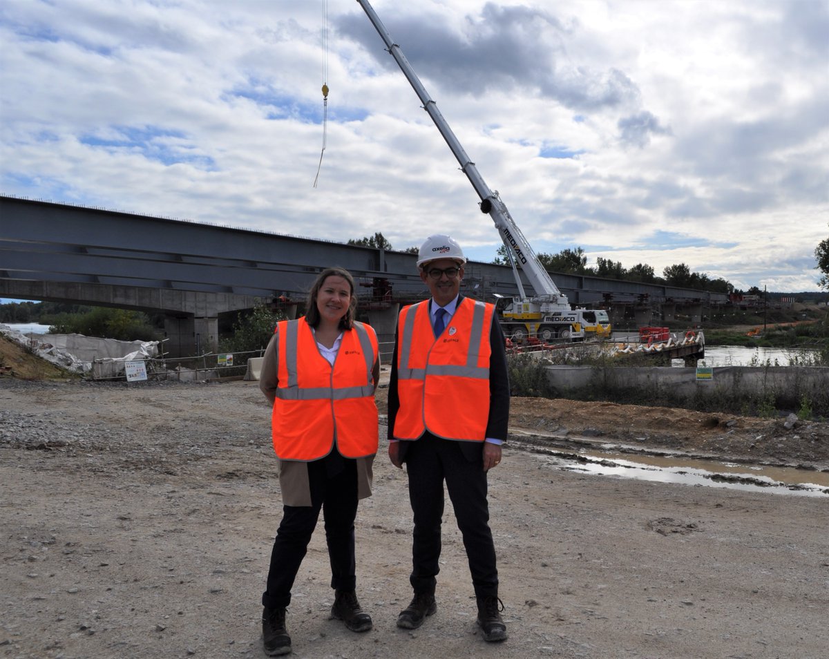 claude_riboulet's tweet photo. 🚧🏗️🛣️Avec @VeroPouzadoux, 2e Vice-Présidente du @Allierdpt en charge des infrastructures de mobilité, bâtiments, et projets de développement, sur le chantier pharaonique de l'#autoroute A79. 88km d'autoroutes qui seront mis en service avant fin 2022! @GroupeAPRR  @eiffage 🌉 https://t.co/r29NAvBX3s