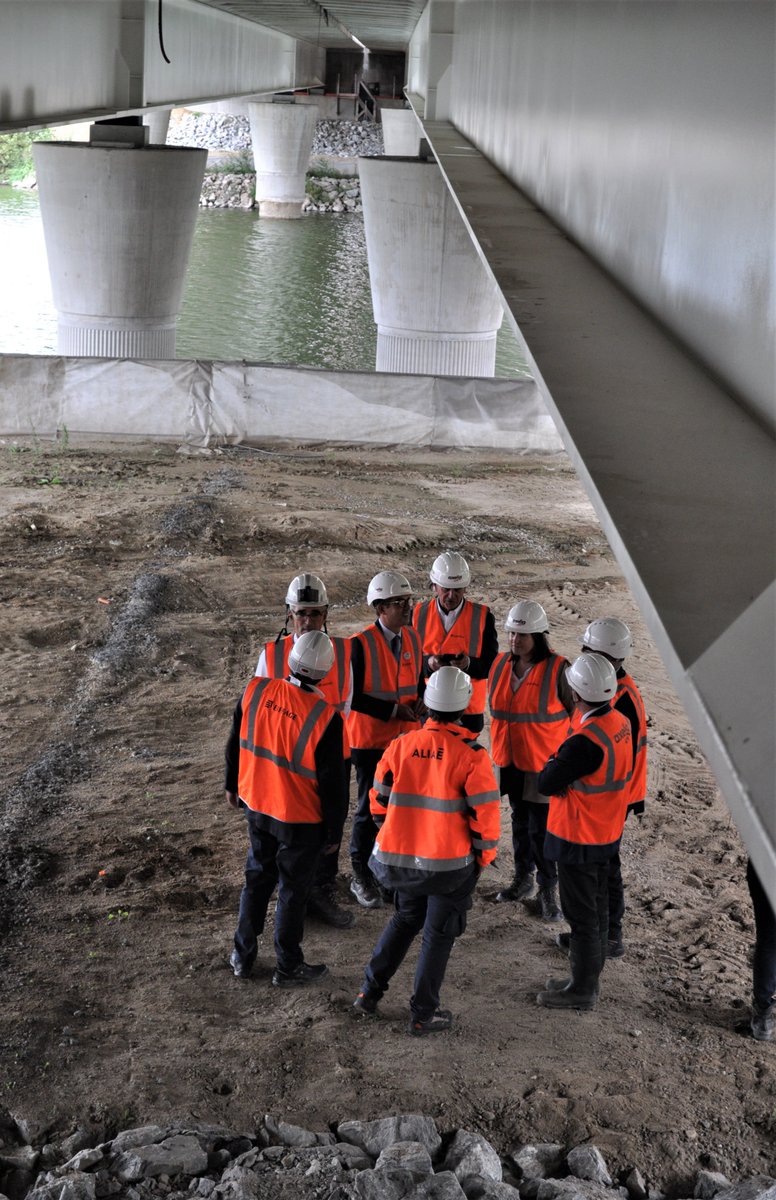 claude_riboulet's tweet photo. 🚧🏗️🛣️Avec @VeroPouzadoux, 2e Vice-Présidente du @Allierdpt en charge des infrastructures de mobilité, bâtiments, et projets de développement, sur le chantier pharaonique de l'#autoroute A79. 88km d'autoroutes qui seront mis en service avant fin 2022! @GroupeAPRR  @eiffage 🌉 https://t.co/r29NAvBX3s