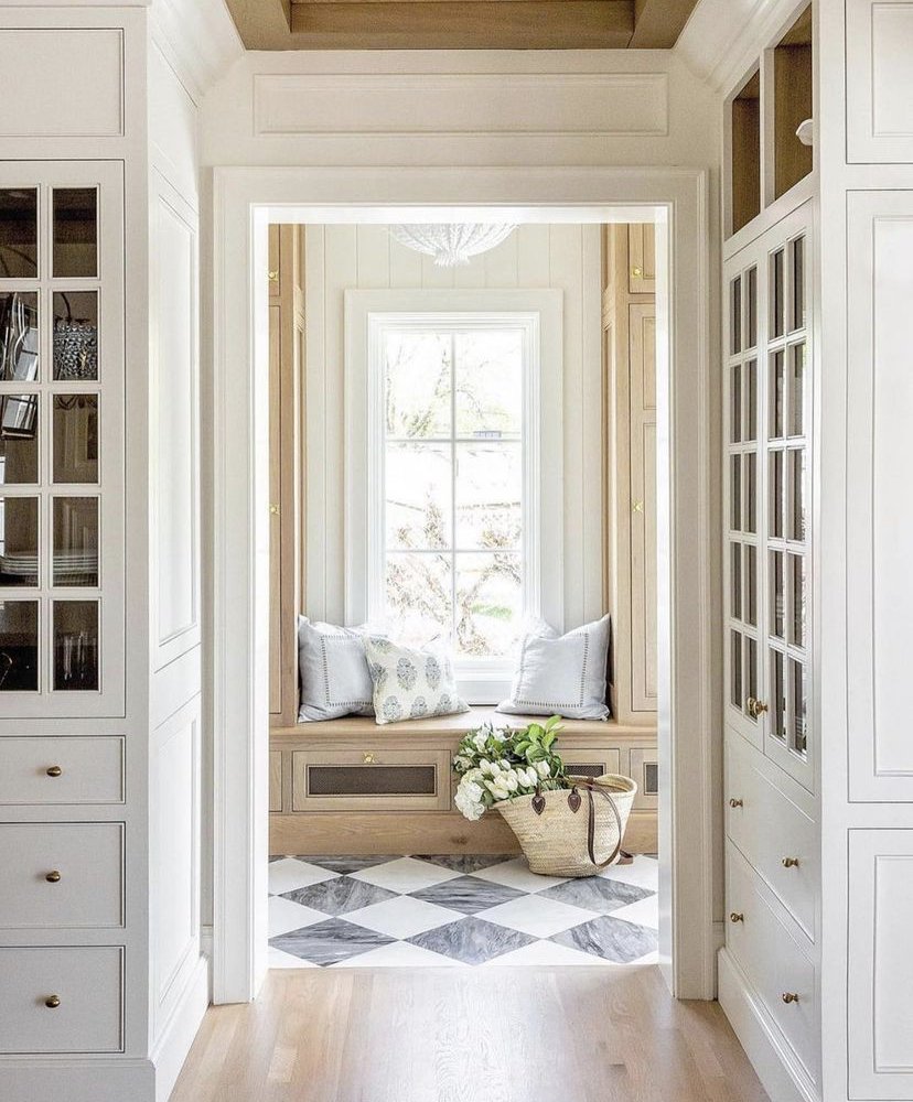 Alicia_Mesa's tweet photo. ¡Lunes de inspiración! Siempre me han gustado las repisas de debajo de las ventanas para disfrutar de un buen libro.
#Inspiración #Interiorismo #Reformas #Diselo #VentanaBonita https://t.co/XVRSdh1SGn