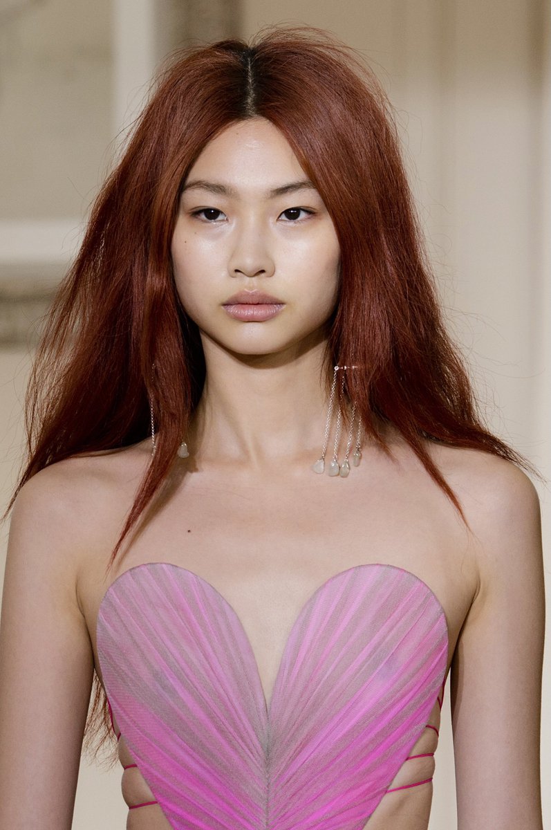 girIsonfiIm's tweet photo. hoyeon jung for schiaparelli ss18 couture https://t.co/Q2N3j30XBM
