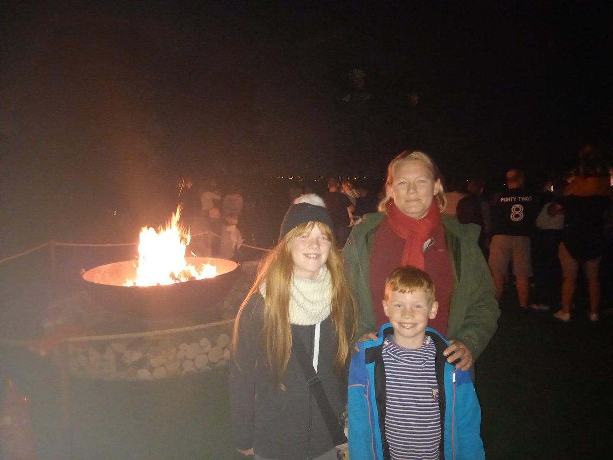 petenewinn's tweet photo. We had an amazing time at @PonteCastle what a wondeful way to feed the imagination and  spend an evening time travelling with giants!! (and hot chocolate) #PontefractGiants https://t.co/Lg7lYXFMsW