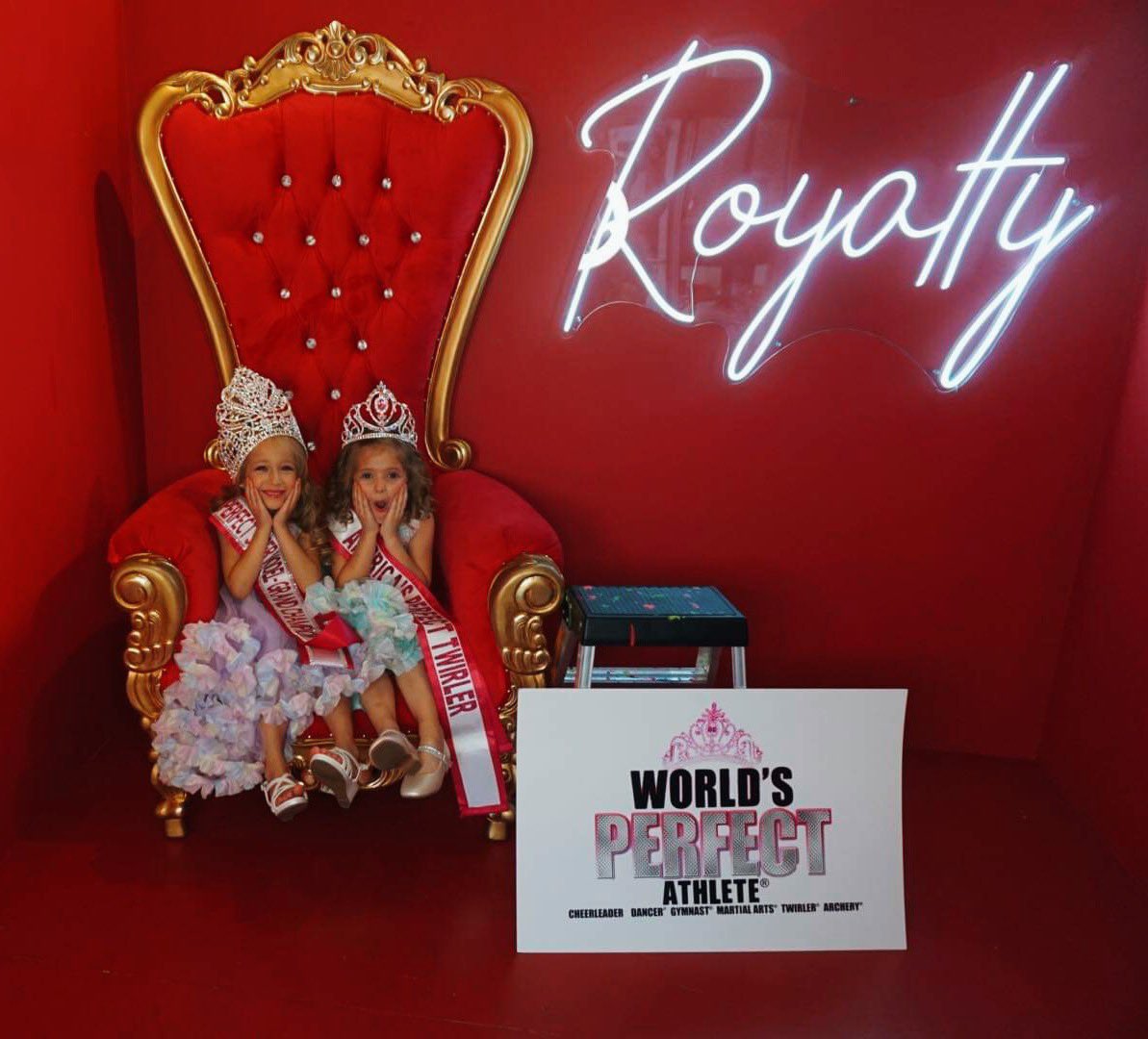 worldsperfect's tweet photo. So great to be WPA royalty! Love you! ❤️❤️❤️
#cheerpassion #cheerfamily #cheerlead #cheersquad #choreographers #dancedancedance #flexibilitytraining #globalbeauties #beautypageant 
#missworld #queenlife #beautycontest #pageantgirls #pageantqueens #pageantry
#pageantlife https://t.co/GAUETxPD34