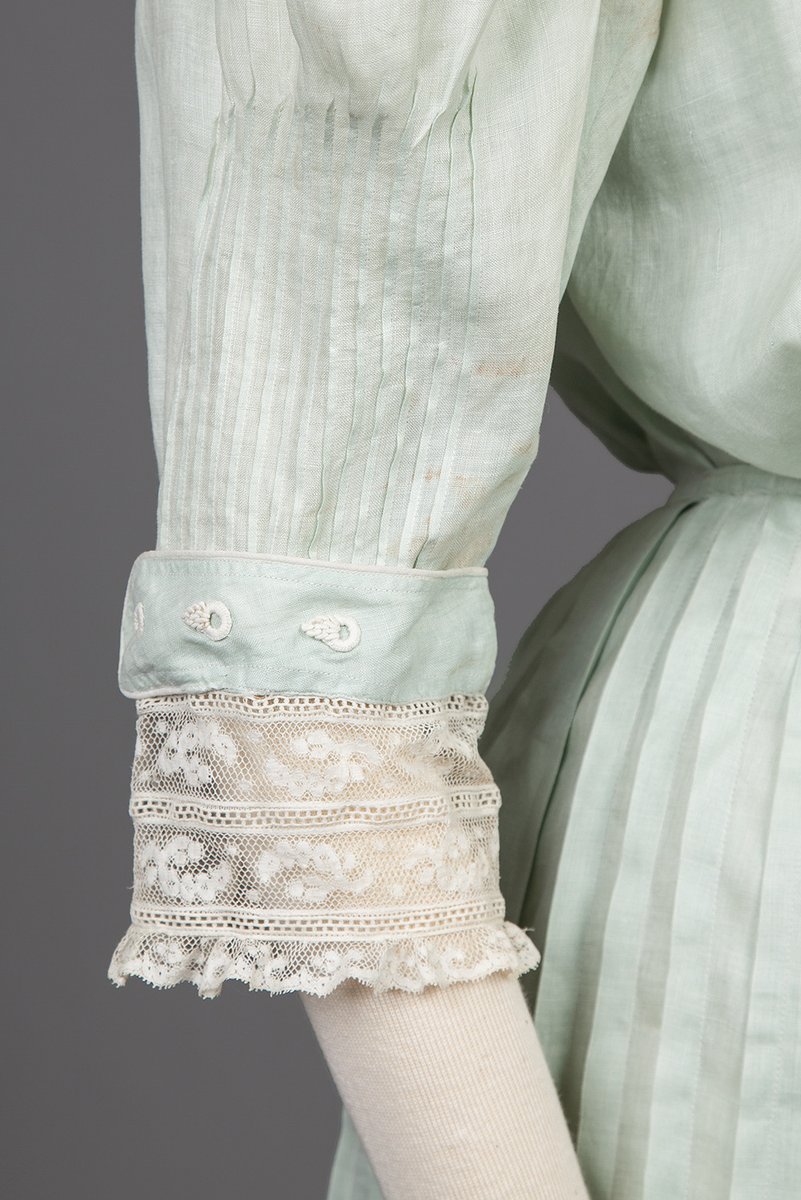 Afternoon dress, 1910s. Goldstein Museum of Design.
