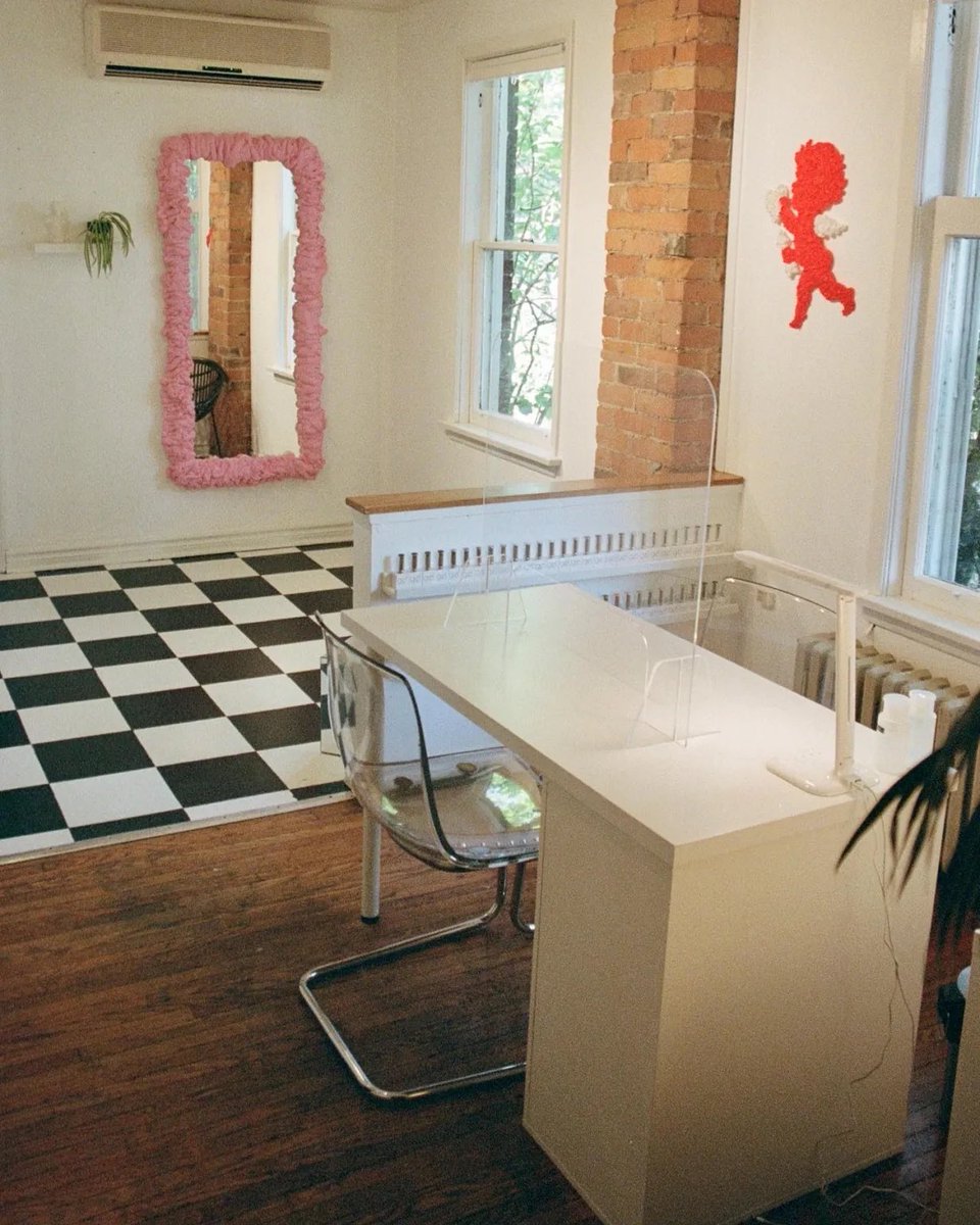 Wondering how TO content creator Rebecca Ramsdale launched her nail biz?! Our #ContributingEditor <a href="/blairalex/">Blair Stutz</a> caught up with her (&amp; got a mani) to find out how she did it! 💅 editseven.ca/toronto-conten…