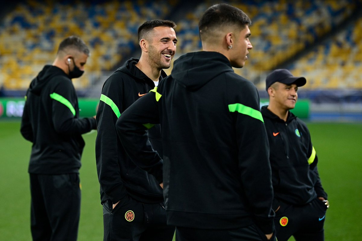 IntermilanSn's tweet image. *Le calme avant la tempête 💙🖤✨
*Vecino en ballotage 🔁Çalhanoglu⚡️
*Dumfries qui rigole😎🔥