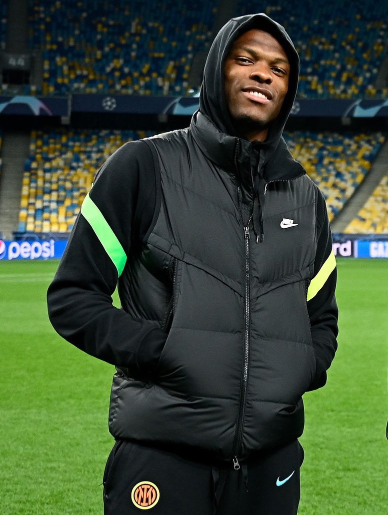 IntermilanSn's tweet image. *Le calme avant la tempête 💙🖤✨
*Vecino en ballotage 🔁Çalhanoglu⚡️
*Dumfries qui rigole😎🔥