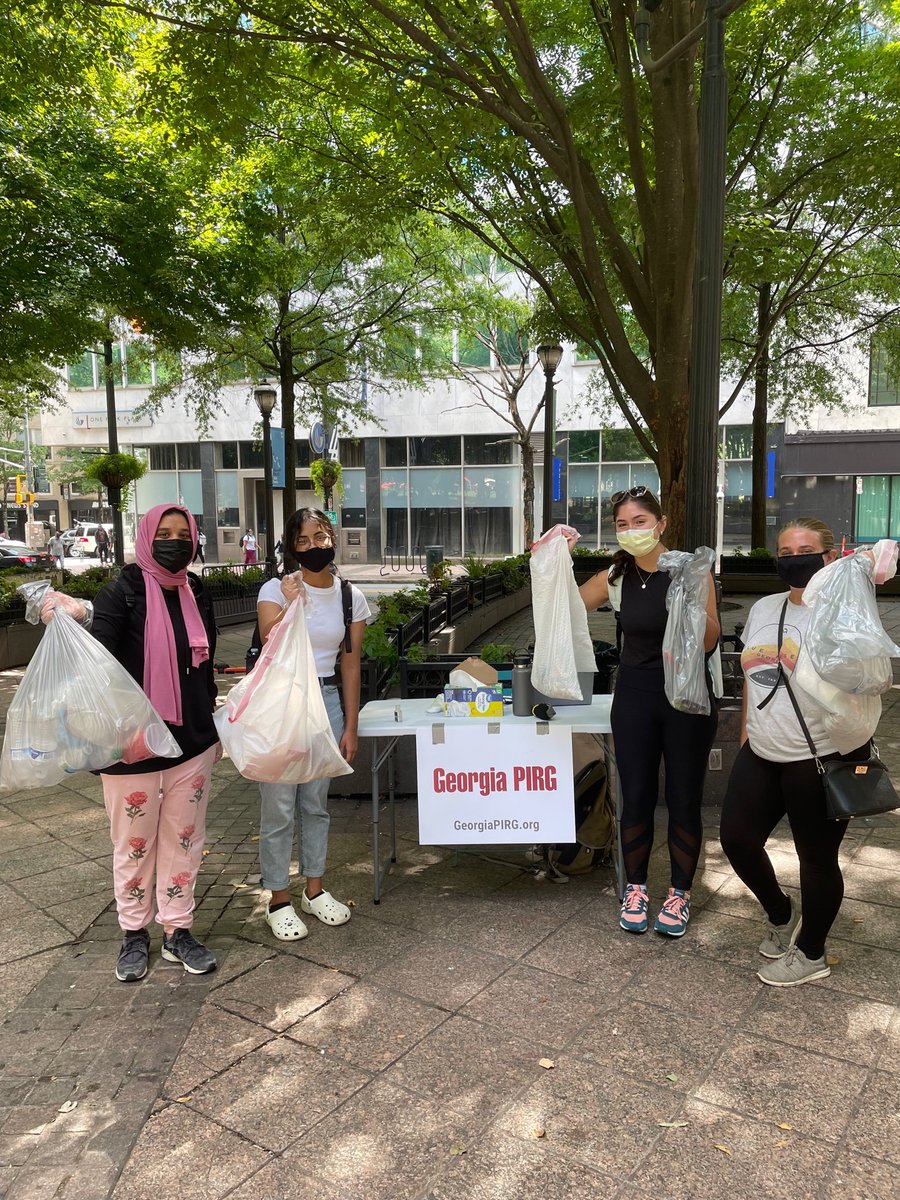 PirgGeorgia's tweet photo. Today, students at @GeorgiaStateU spent the day doing a clean up in Woodruff Park in Atlanta. Thank you for CHaRM/Live Thrive ATL for their assistance with recycling and disposal! @StudentPIRGs @ATLParksandRec https://t.co/0dgb5ZmMFx