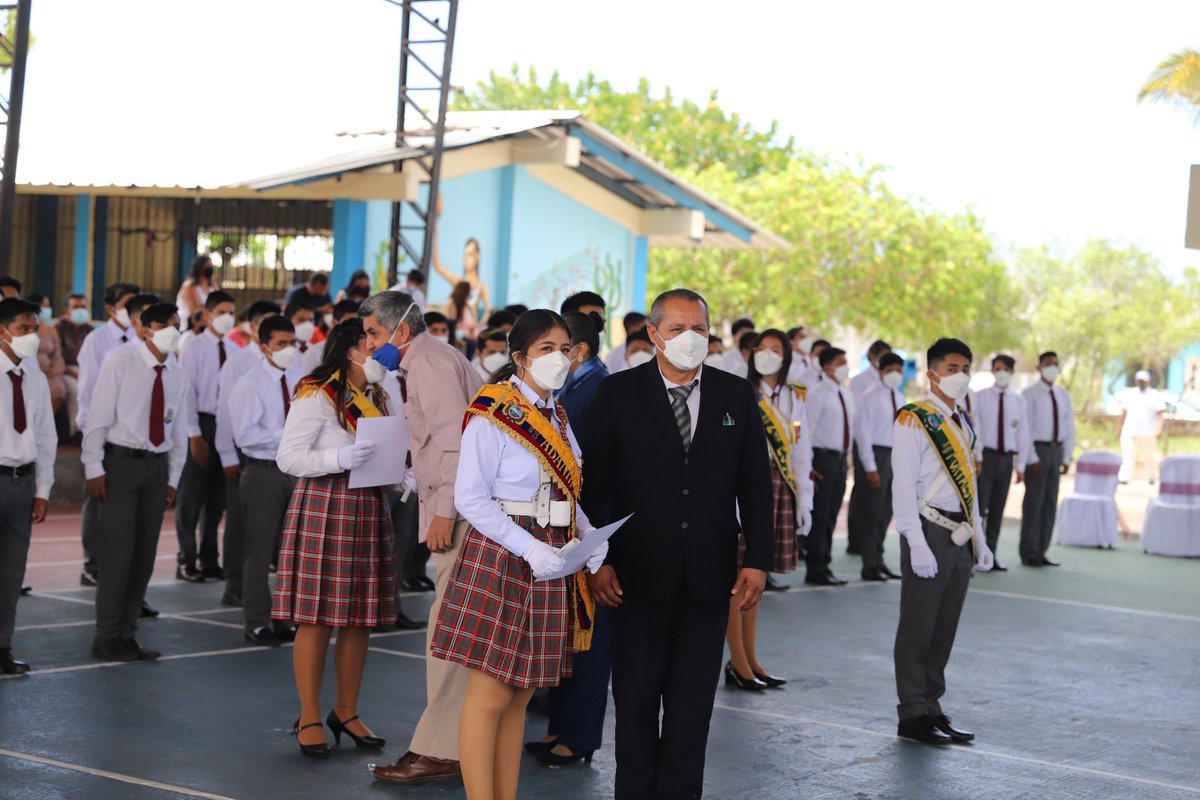 ABG_galapagos's tweet photo. Felicitamos en este día a los estudiantes de 3.° de Bachillerato de la Unidad Educativa Miguel Ángel Cazares que el día de hoy con alegría y orgullo  juraron el amor y el respeto por su bandera Patria.
#DíaDeLaBandera https://t.co/uqqAD8dQ6b