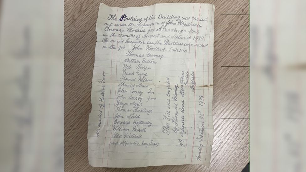 Builders made an exciting discovery when they found a letter that dates back to 1938 inside of a building wall during renovation works in Sheffield.

Read more via <a href="/BBCNews/">BBC News (UK)</a>: hubs.la/H0Y926C0